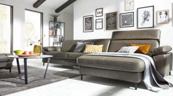 Ecksofa Interliving aus Leder in Grau Interliving Sofa Serie 4054 – Ecksofa steingrauer LongLife-Leder Vivre & schwarze Metallfüße – Stellfläche ca. 347 x 176 cm