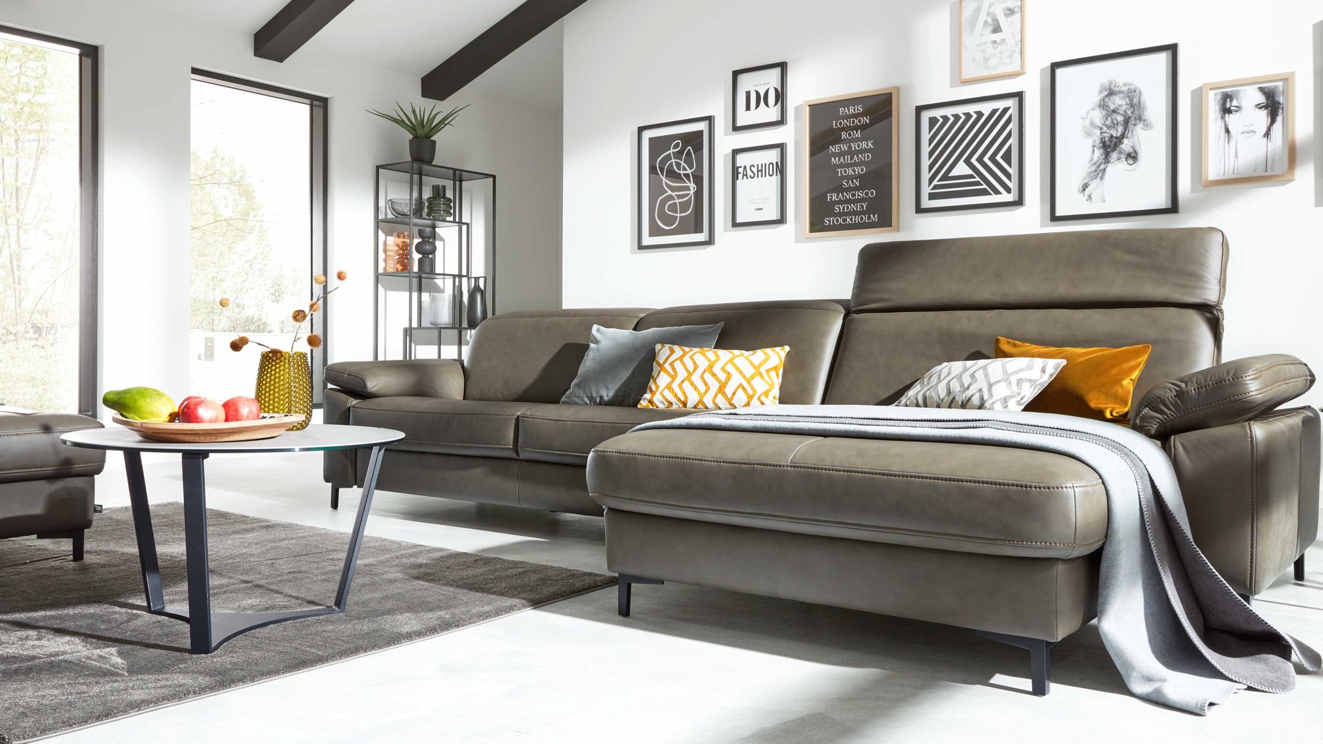 Ecksofa Interliving aus Leder in Grau Interliving Sofa Serie 4054 – Ecksofa steingrauer LongLife-Leder Vivre & schwarze Metallfüße – Stellfläche ca. 347 x 176 cm