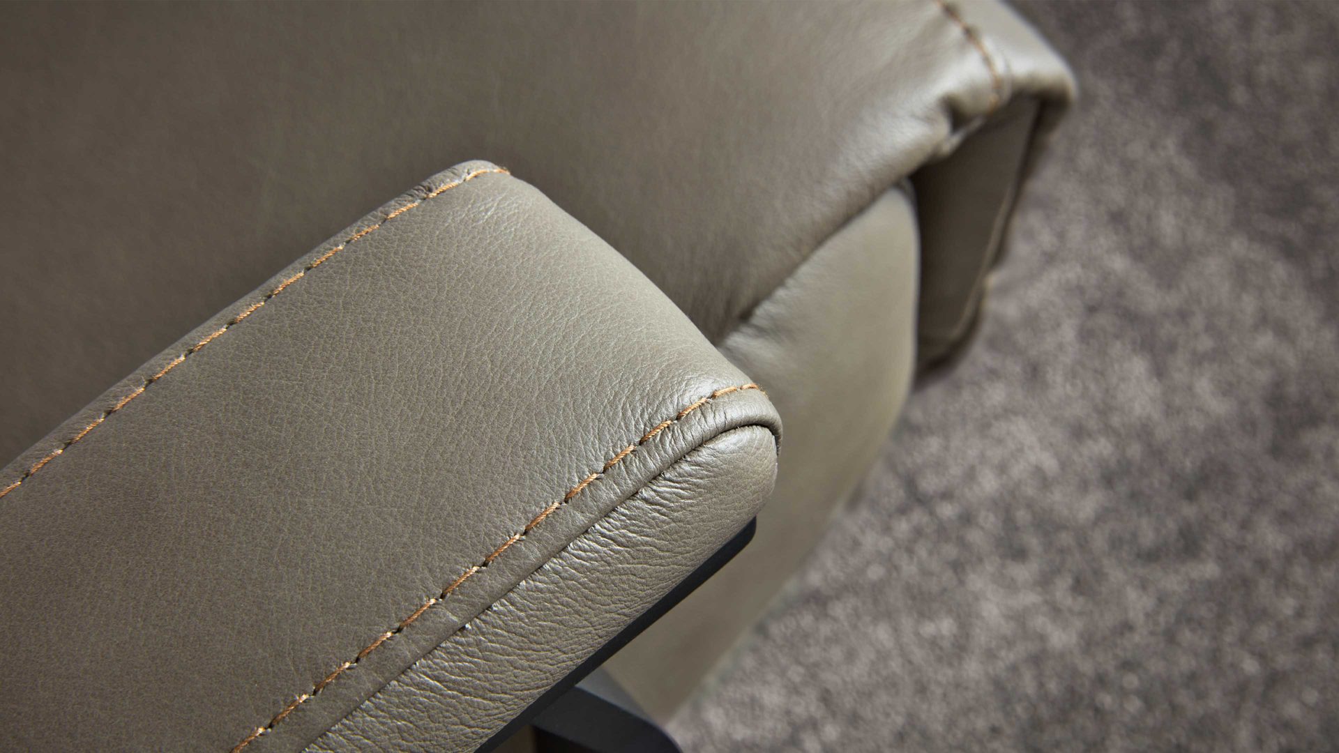 Relaxsessel Interliving aus Leder in Grau Interliving Sessel Serie 4541– Relaxsessel motorisch - steingraues LongLife-Leder Vivre & Sternfuß V4S