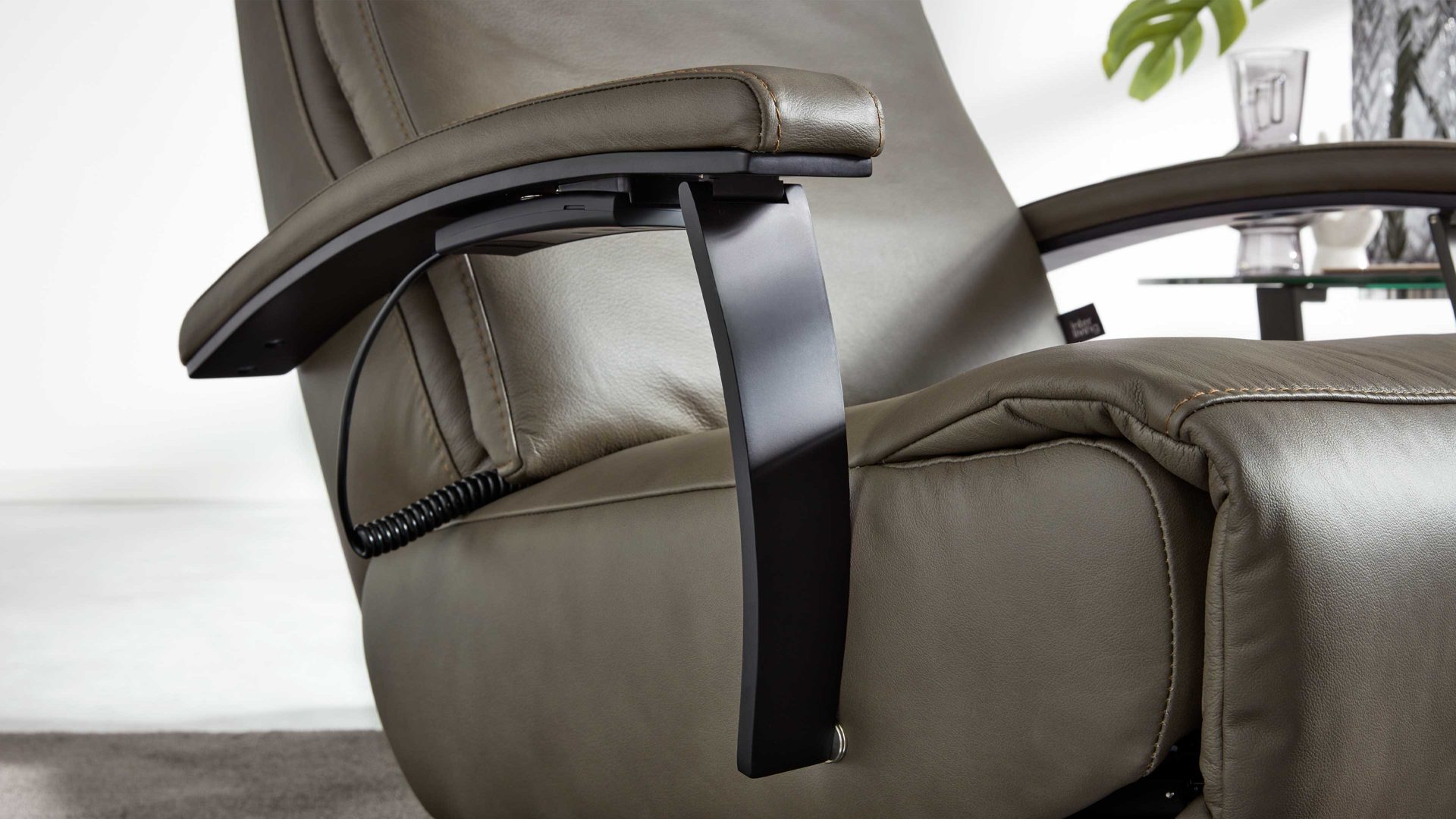 Relaxsessel Interliving aus Leder in Grau Interliving Sessel Serie 4541– Relaxsessel motorisch - steingraues LongLife-Leder Vivre & Sternfuß V4S