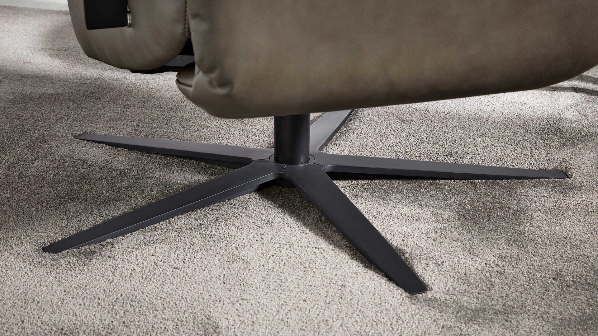 Relaxsessel Interliving aus Leder in Grau Interliving Sessel Serie 4541– Relaxsessel motorisch - steingraues LongLife-Leder Vivre & Sternfuß V4S