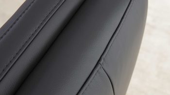 Relaxsessel Interliving aus Leder in Anthrazit Interliving Sofa Serie 4541 – Relaxsessel C manuell - anthrazitfarbenes Leder Credo & Tellerfuß V6