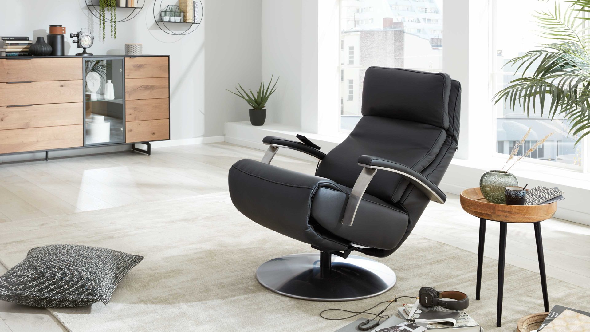 Relaxsessel Interliving aus Leder in Anthrazit Interliving Sessel Serie 4541 – Relaxsessel motorisch - anthrazitfarbenes LongLife-Leder Credo & Tellerfuß V6