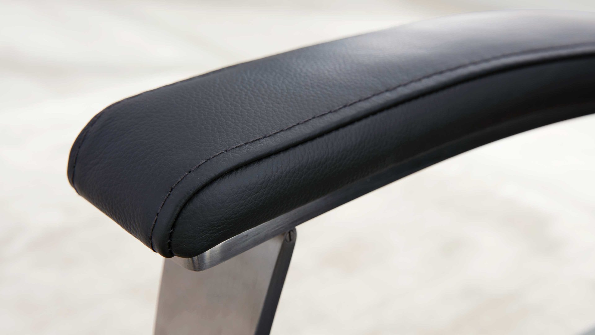 Relaxsessel Interliving aus Leder in Anthrazit Interliving Sessel Serie 4541 – Relaxsessel motorisch - anthrazitfarbenes LongLife-Leder Credo & Tellerfuß V6