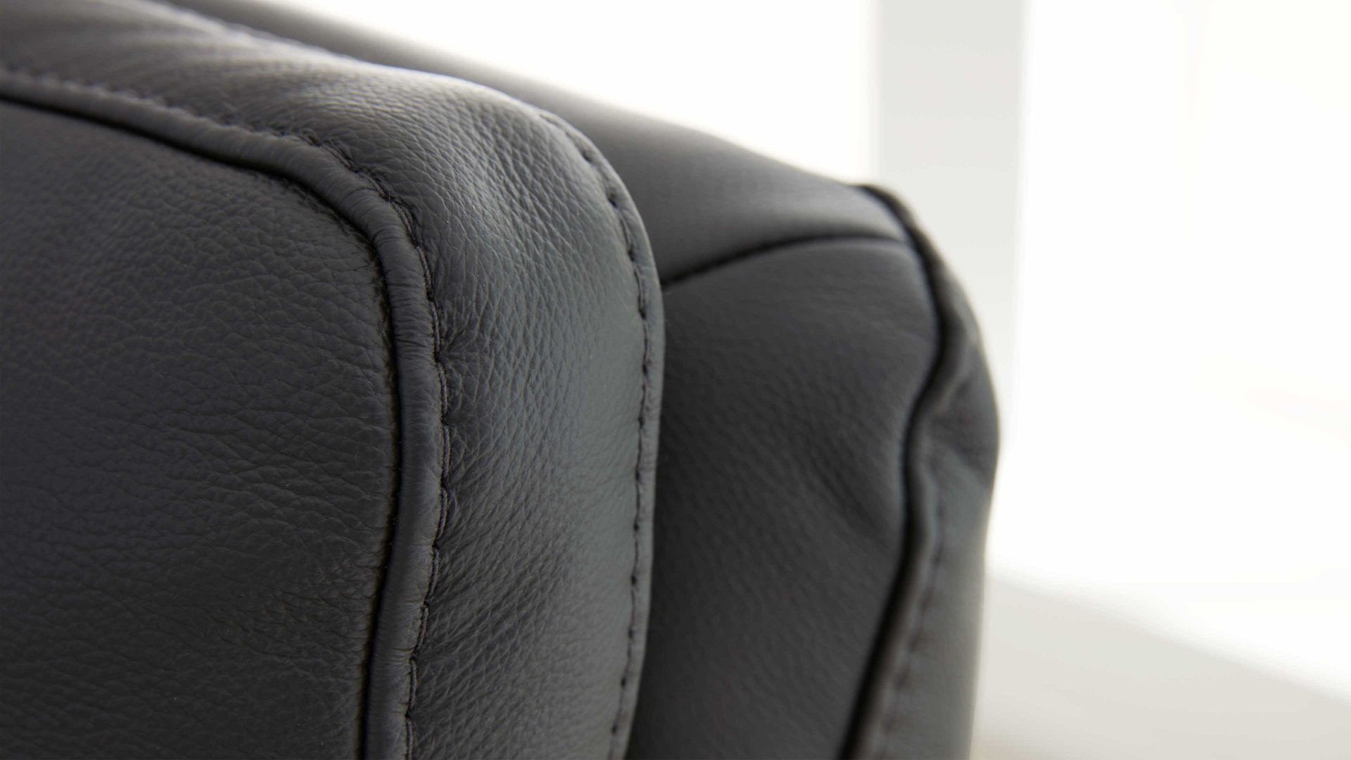 Relaxsessel Interliving aus Leder in Anthrazit Interliving Sofa Serie 4541 – Relaxsessel manuell - anthrazitfarbenes Leder Credo & Tellerfuß V6