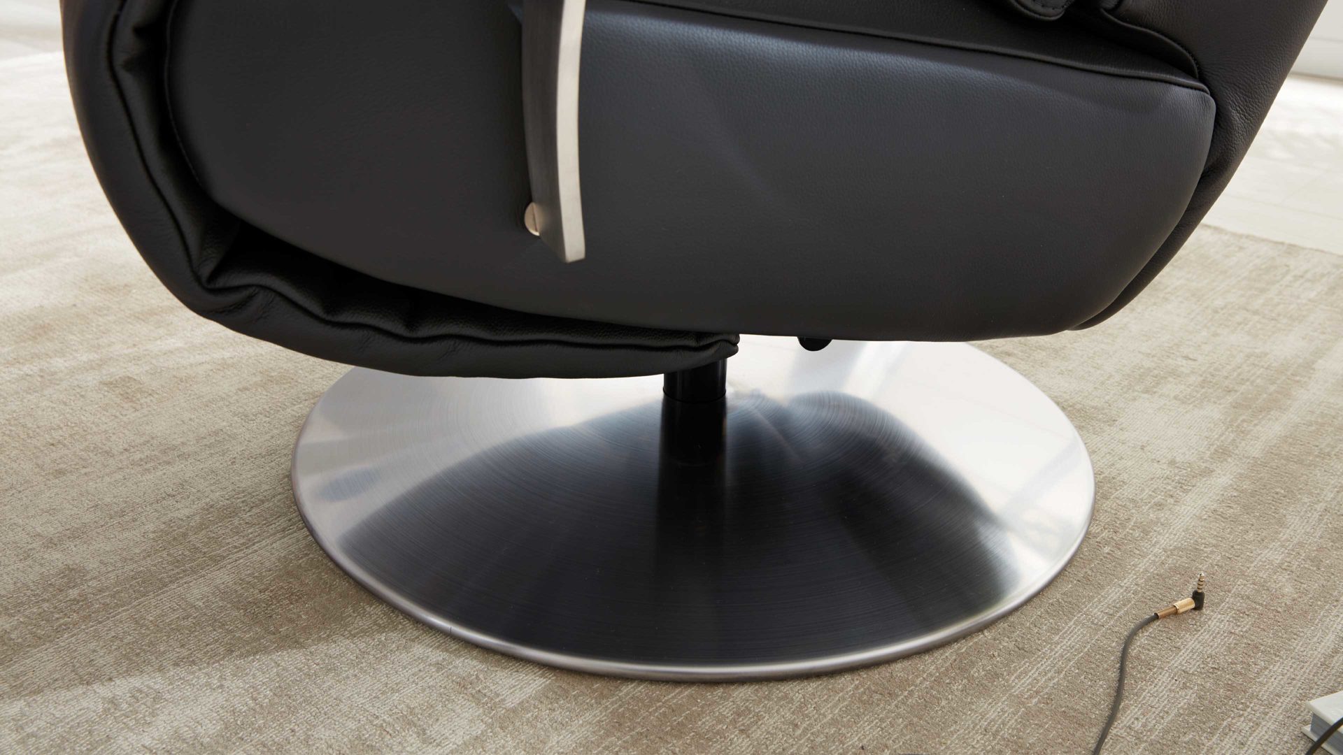 Relaxsessel Interliving aus Leder in Anthrazit Interliving Sessel Serie 4541 – Relaxsessel motorisch - anthrazitfarbenes LongLife-Leder Credo & Tellerfuß V6