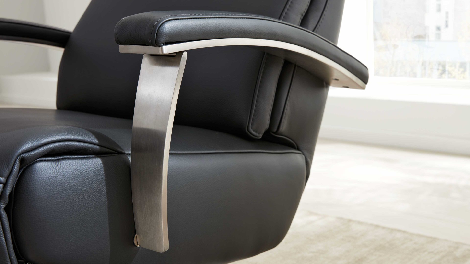 Relaxsessel Interliving aus Leder in Anthrazit Interliving Sessel Serie 4541 – Relaxsessel motorisch - anthrazitfarbenes LongLife-Leder Credo & Tellerfuß V6