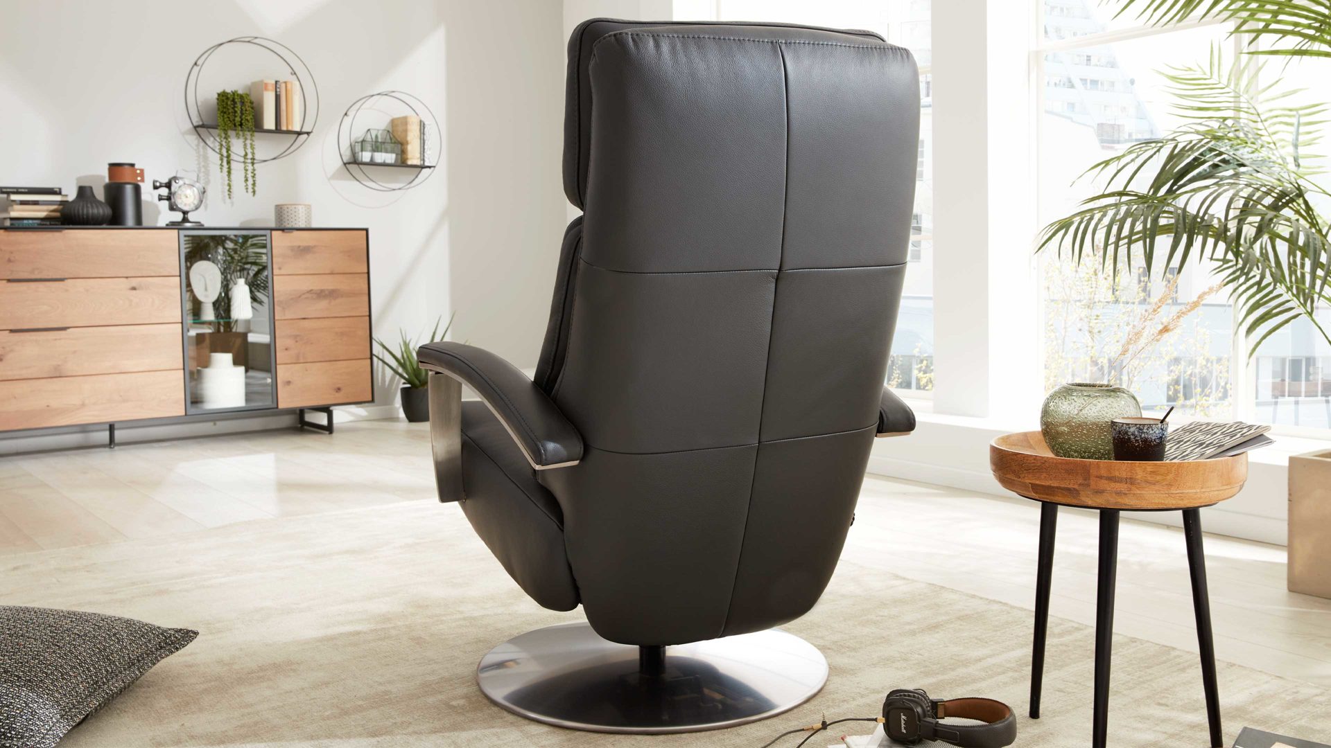 Relaxsessel Interliving aus Leder in Anthrazit Interliving Sofa Serie 4541 – Relaxsessel C manuell - anthrazitfarbenes Leder Credo & Tellerfuß V6