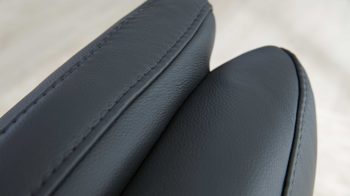 Relaxsessel Interliving aus Leder in Anthrazit Interliving Sofa Serie 4541 – Relaxsessel manuell - anthrazitfarbenes Leder Credo & Tellerfuß V6