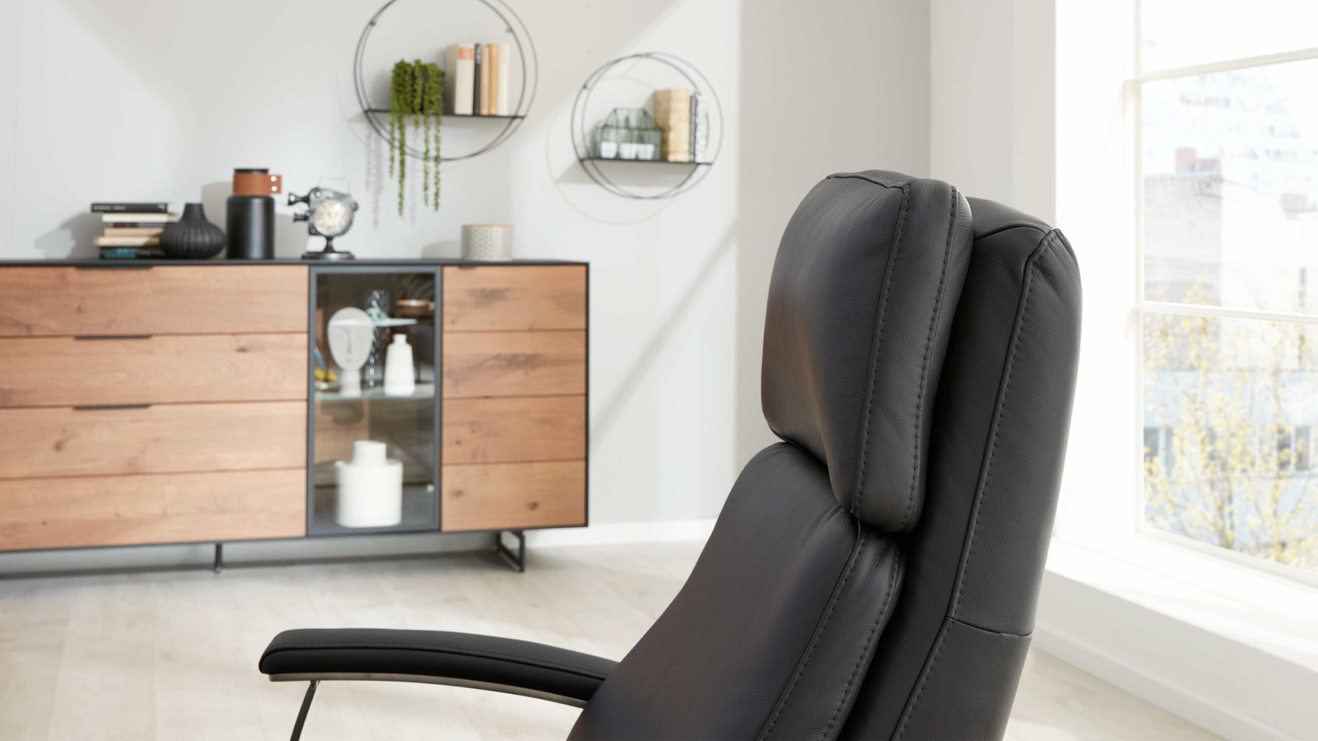 Relaxsessel Interliving aus Leder in Anthrazit Interliving Sofa Serie 4541 – Relaxsessel manuell - anthrazitfarbenes Leder Credo & Tellerfuß V6