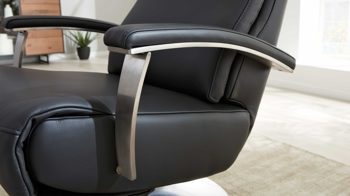 Relaxsessel Interliving aus Leder in Anthrazit Interliving Sofa Serie 4541 – Relaxsessel manuell - anthrazitfarbenes Leder Credo & Tellerfuß V6