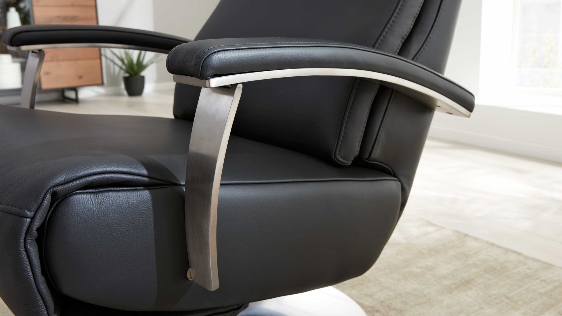 Relaxsessel Interliving aus Leder in Anthrazit Interliving Sofa Serie 4541 – Relaxsessel C manuell - anthrazitfarbenes Leder Credo & Tellerfuß V6