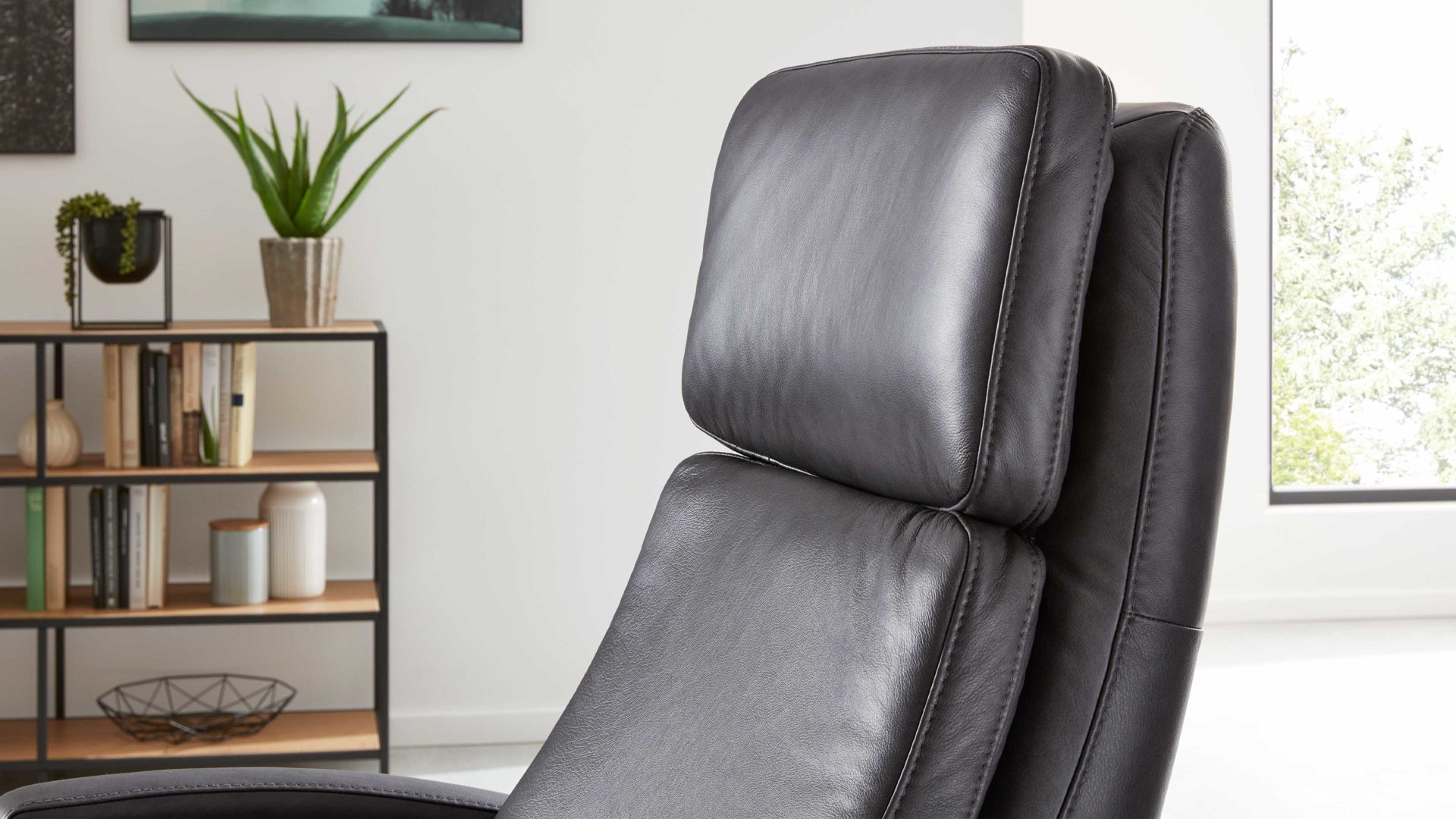 Relaxsessel Interliving aus Leder in Schwarz Interliving Sessel Serie 4541 – Relaxsessel motorisch - anthrazitfarbenes LongLife-Leder Texas & Sternfuß V4S