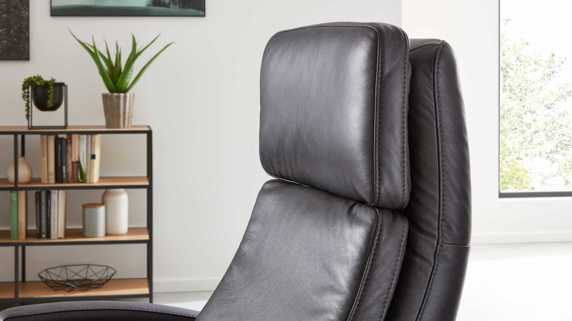 Relaxsessel Interliving aus Leder in Schwarz Interliving Sessel Serie 4541 – Relaxsessel F motorisch - anthrazitfarbenes LongLife-Leder Texas & Sternfuß V4S