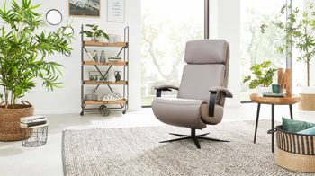 Relaxsessel Interliving aus Leder in Hellgrau Interliving Sessel Serie 4541 – Relaxsessel motorisch - granitfarbenes LongLife-Leder Credo & Sternfuß V4S