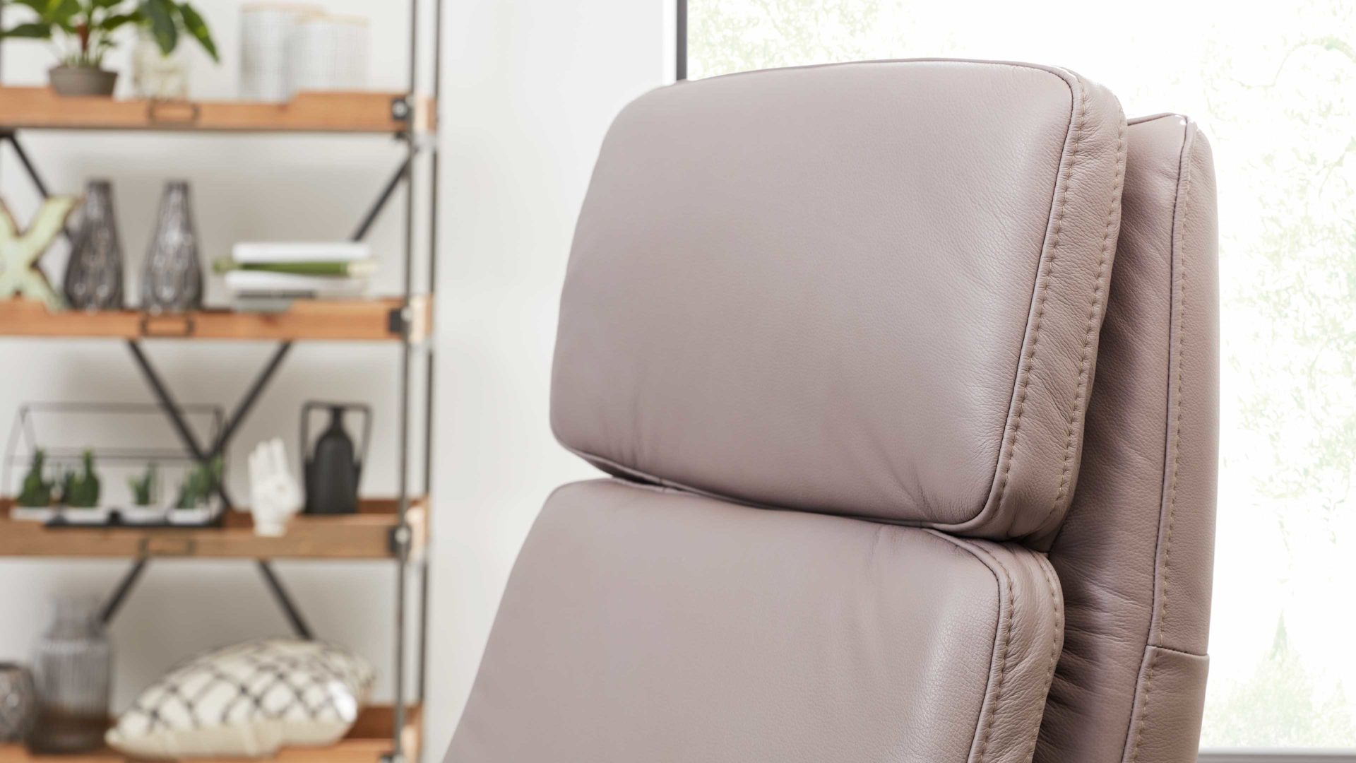 Relaxsessel Interliving aus Leder in Hellgrau Interliving Sessel Serie 4541 – Relaxsessel motorisch - granitfarbenes LongLife-Leder Credo & Sternfuß V4S