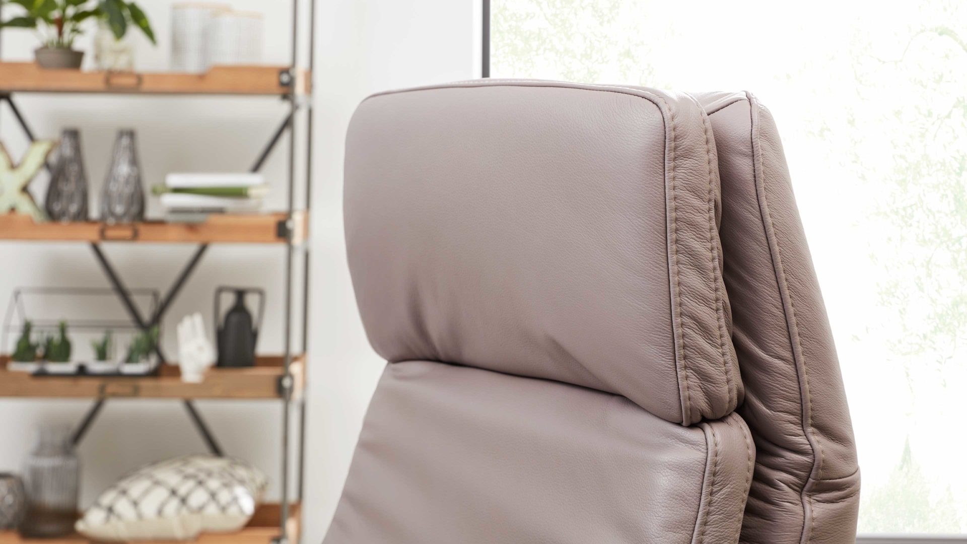 Relaxsessel Interliving aus Leder in Hellgrau Interliving Sessel Serie 4541 – Relaxsessel motorisch - granitfarbenes LongLife-Leder Credo & Sternfuß V4S