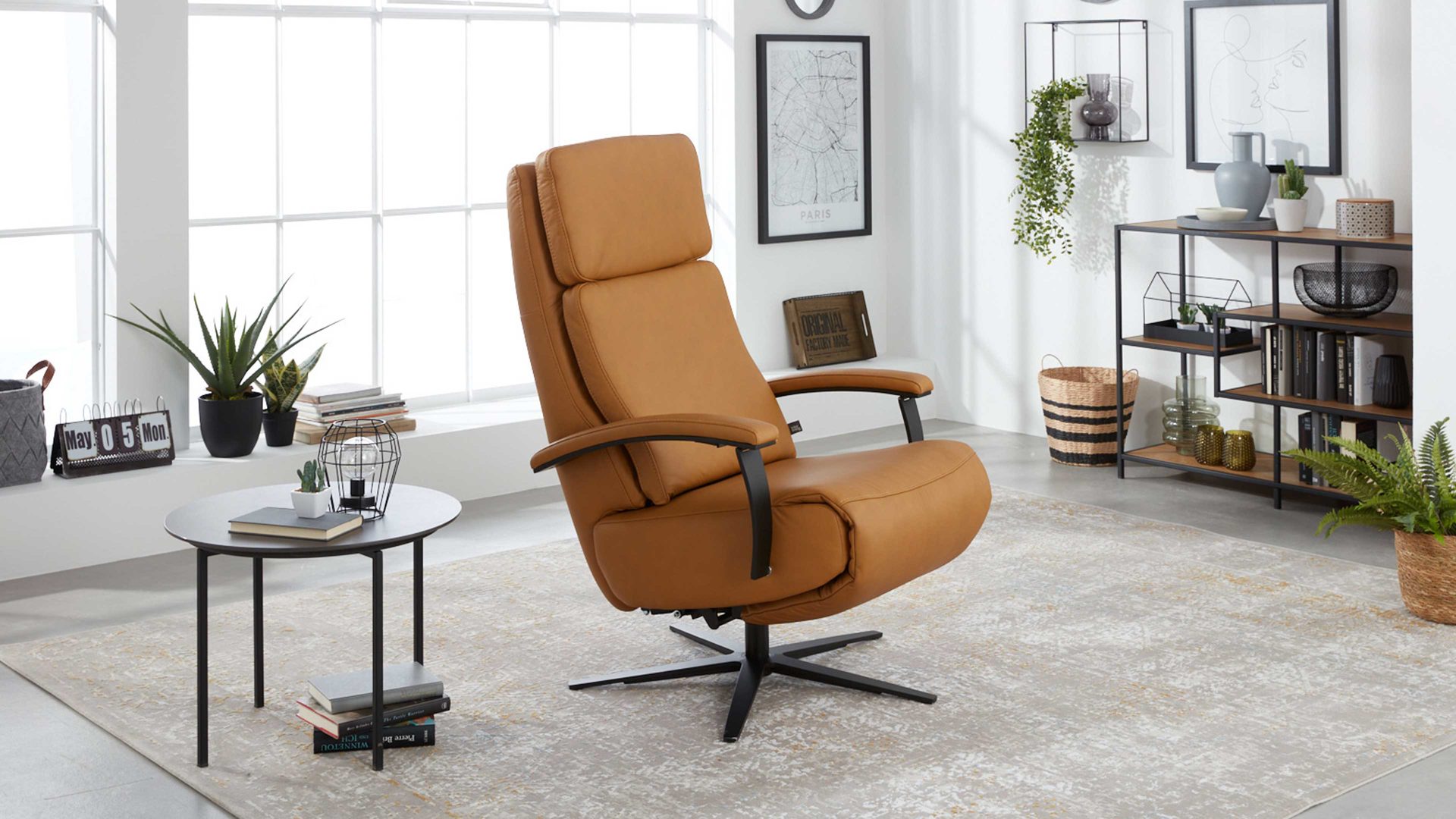 Relaxsessel Interliving aus Leder in Orange Interliving Sessel Serie 4541 – Relaxsessel motorisch - kurkumafarbenes LongLife-Leder Vivre & Sternfuß V4S