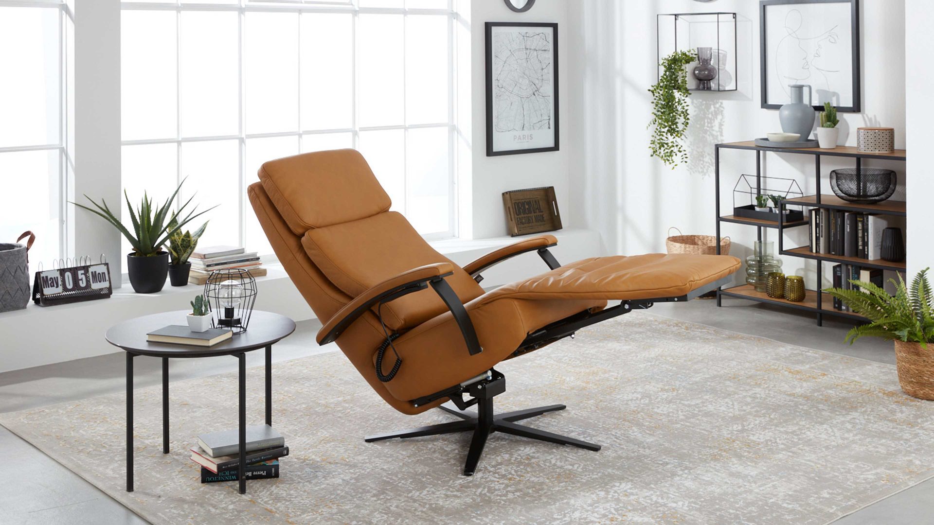 Relaxsessel Interliving aus Leder in Orange Interliving Sessel Serie 4541 – Relaxsessel motorisch - kurkumafarbenes LongLife-Leder Vivre & Sternfuß V4S