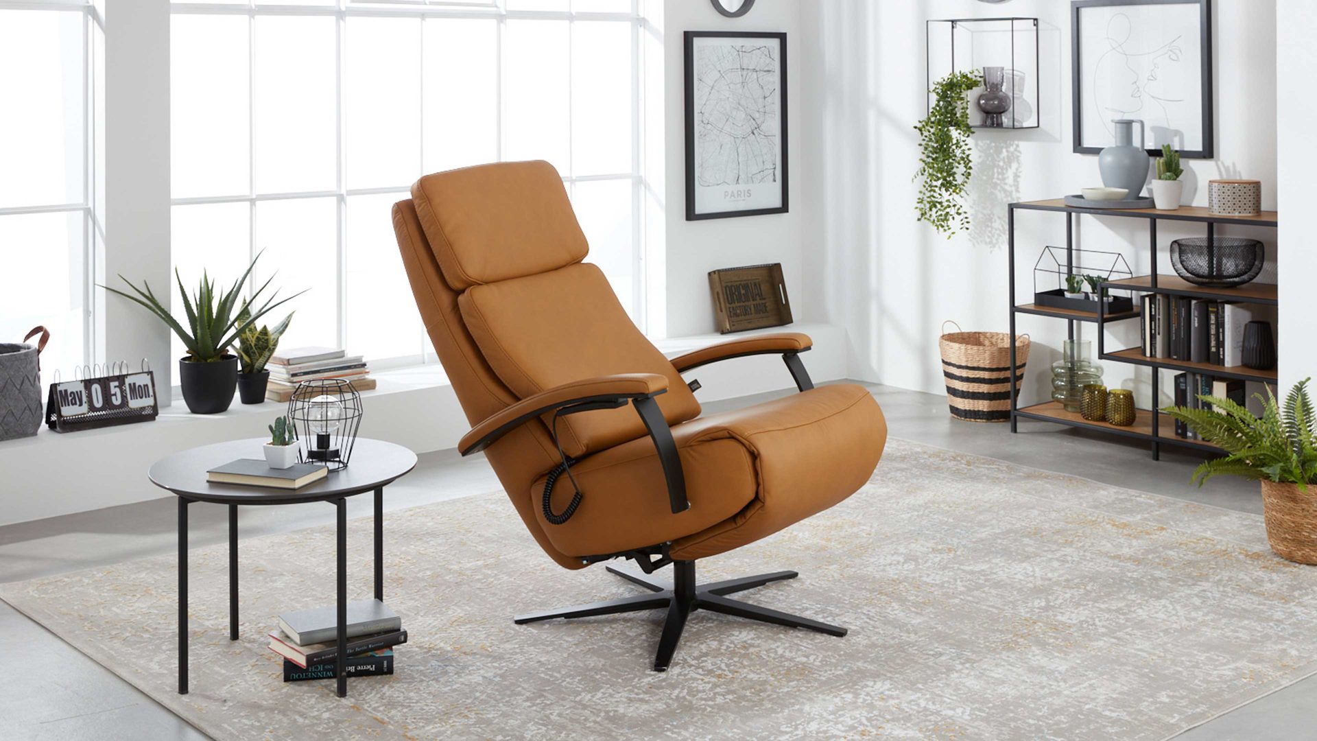 Relaxsessel Interliving aus Leder in Orange Interliving Sessel Serie 4541 – Relaxsessel motorisch - kurkumafarbenes LongLife-Leder Vivre & Sternfuß V4S