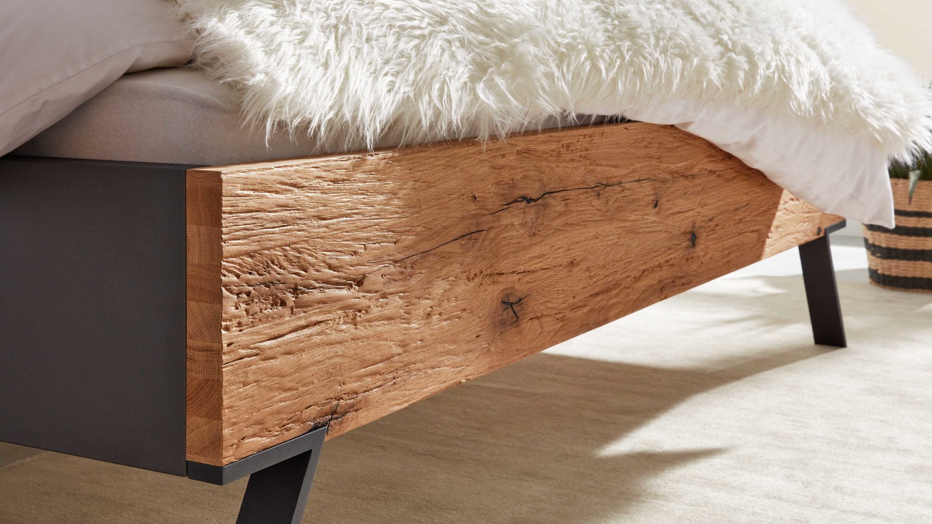 Bettgestell Interliving aus Holz in Dunkelgrau Interliving Schlafzimmer Serie 1025 – Bettgestell 530351 Liegefläche ca. 200 x 200 cm - Graphit & Balkeneiche gehackt