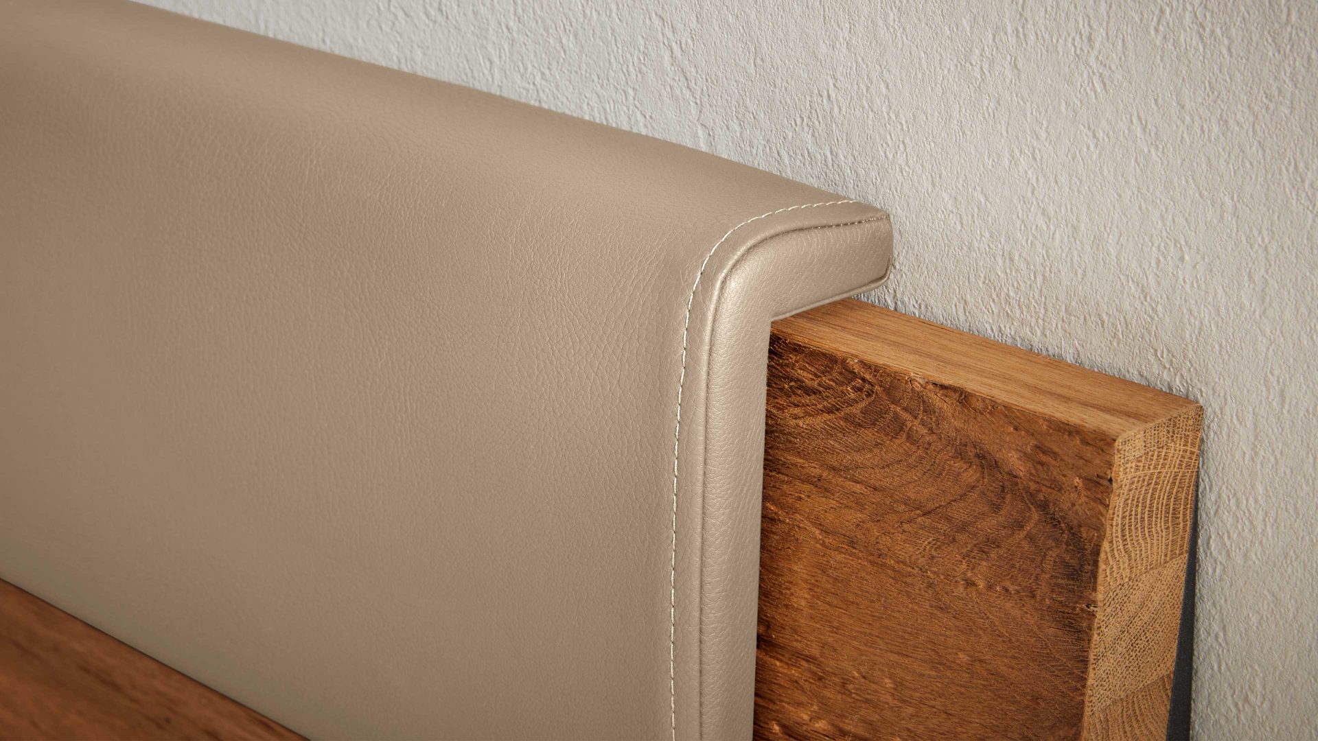 Kopfstütze Interliving aus Stoff in Beige Interliving Schlafzimmer Serie 1025 – Kopfteilpolster-Set Länge ca. 72 cm - taupefarbenes Kunstleder