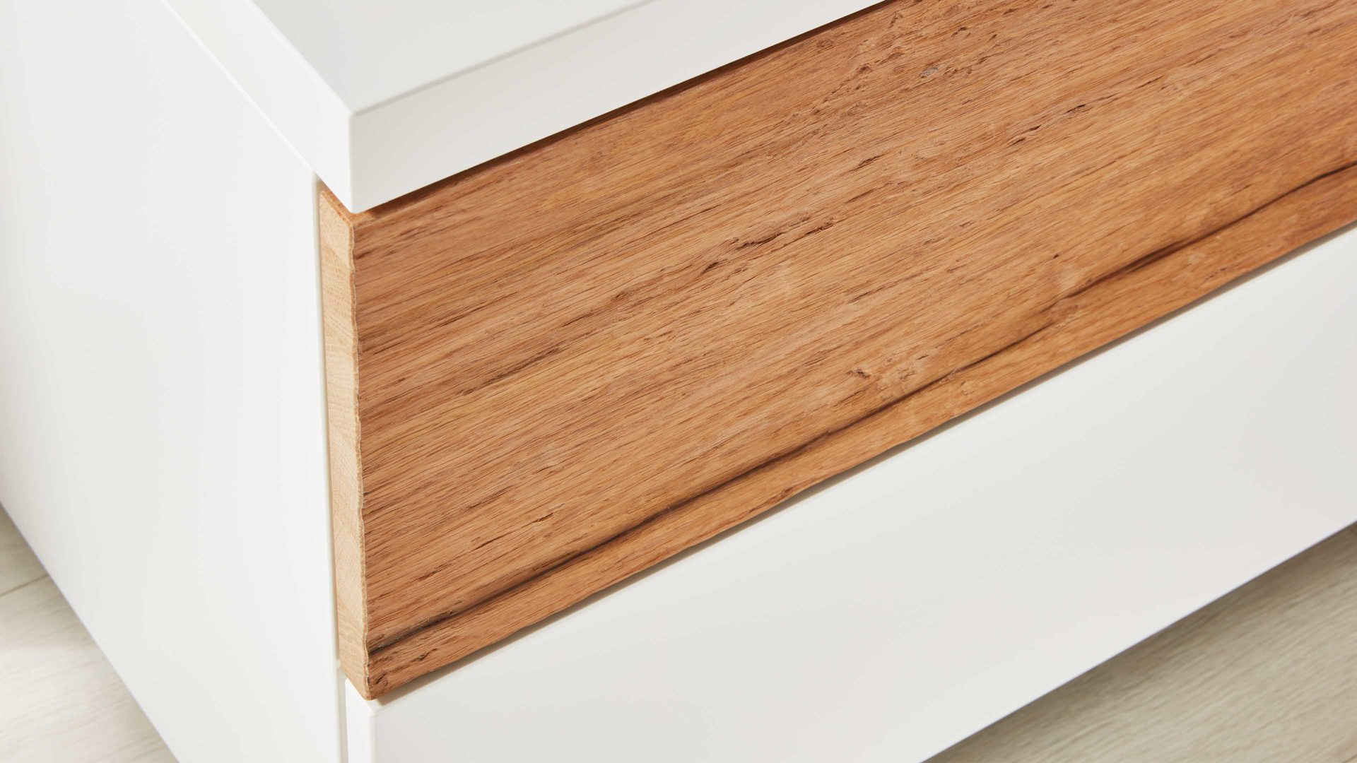 Nachtkommode Interliving aus Holz in Weiß Interliving Schlafzimmer Serie 1025 – Nachtkommode links, zwei Schubladen - Weiß & Balkeneiche gehackt