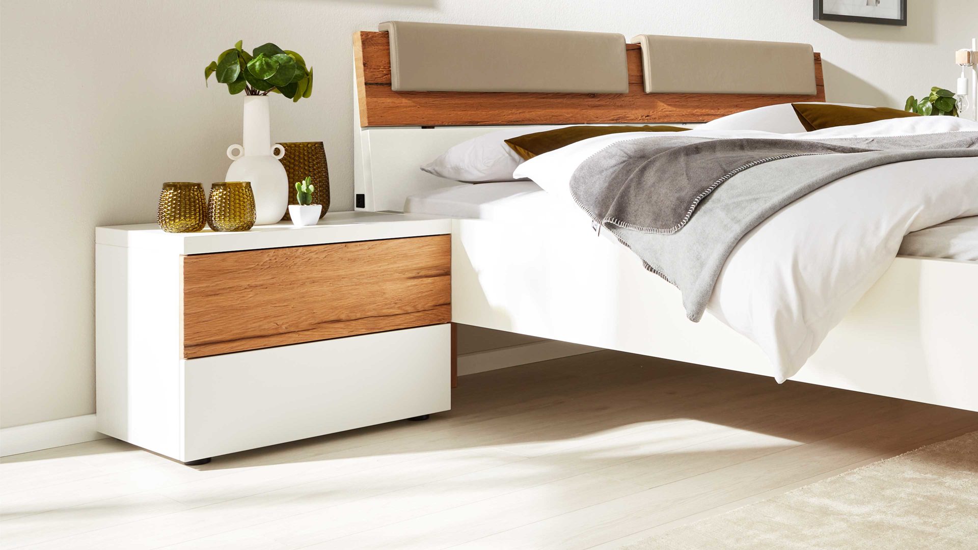 Nachtkommode Interliving aus Holz in Weiß Interliving Schlafzimmer Serie 1025 – Nachtkommode 531028 links, zwei Schubladen - Weiß & Balkeneiche gehackt