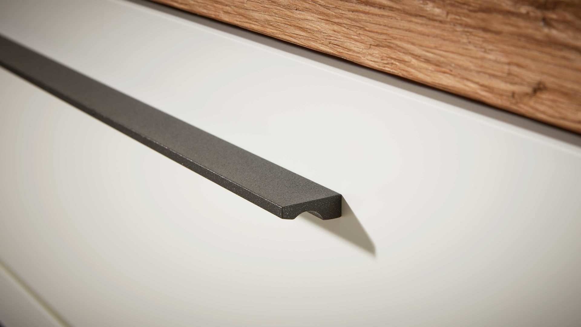 Schubladenkommode Interliving aus Holz in Weiß Interliving Schlafzimmer Serie 1025 – Schubladenkommode 531091 Weiß & Balkeneiche gehackt - vier Schubladen