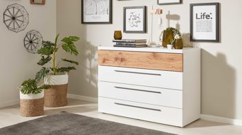 Schubladenkommode Interliving aus Holz in Weiß Interliving Schlafzimmer Serie 1025 – Schubladenkommode Weiß & Balkeneiche gehackt - vier Schubladen, Länge  ca.115 cm