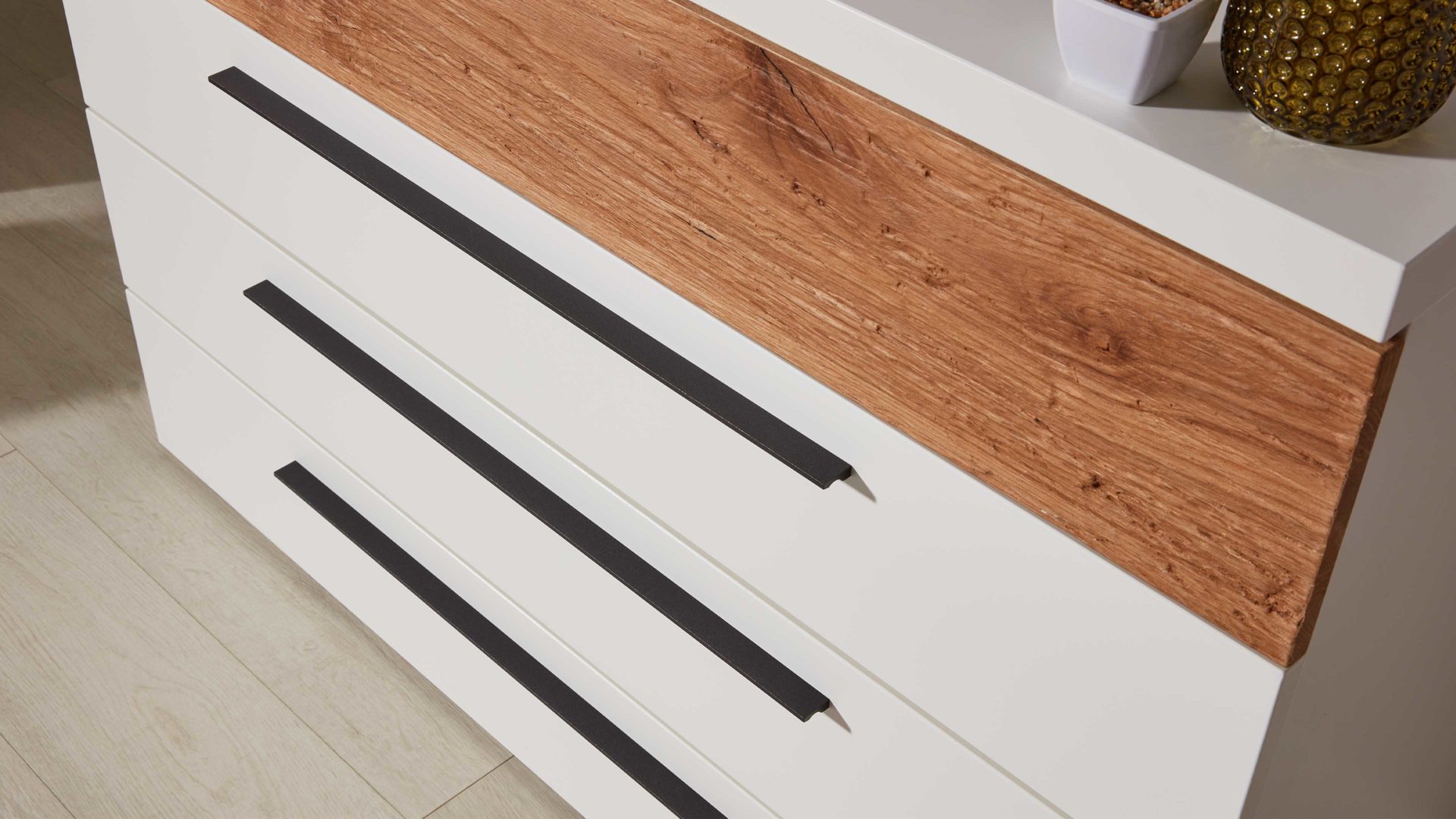 Schubladenkommode Interliving aus Holz in Weiß Interliving Schlafzimmer Serie 1025 – Schubladenkommode Weiß & Balkeneiche gehackt - vier Schubladen