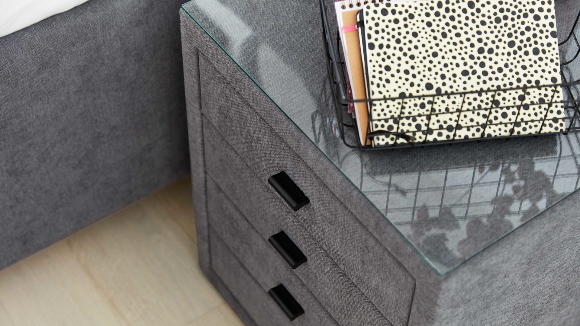 Nachtkommode Interliving aus Stoff in Grau Interliving Bettsystem Serie 1414 - Nachtkommode elefantgrauer Stoffbezug ENF 29 - vier Schubladen