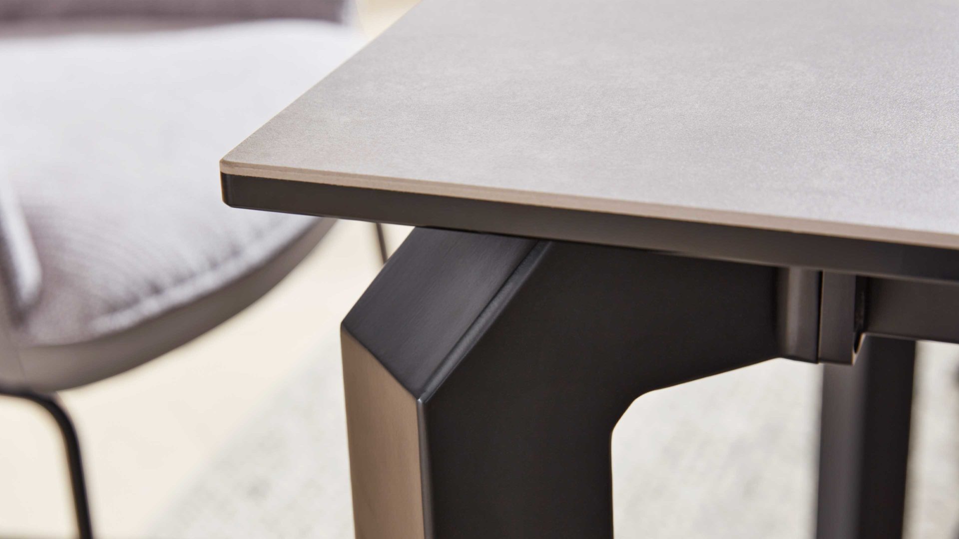 Auszugtisch Interliving aus Keramik in Grau Interliving Esszimmer Serie 5111 – Auszugtisch graue Glaskeramik & schwarzes Eisen – ca. 180-260 x 100 cm