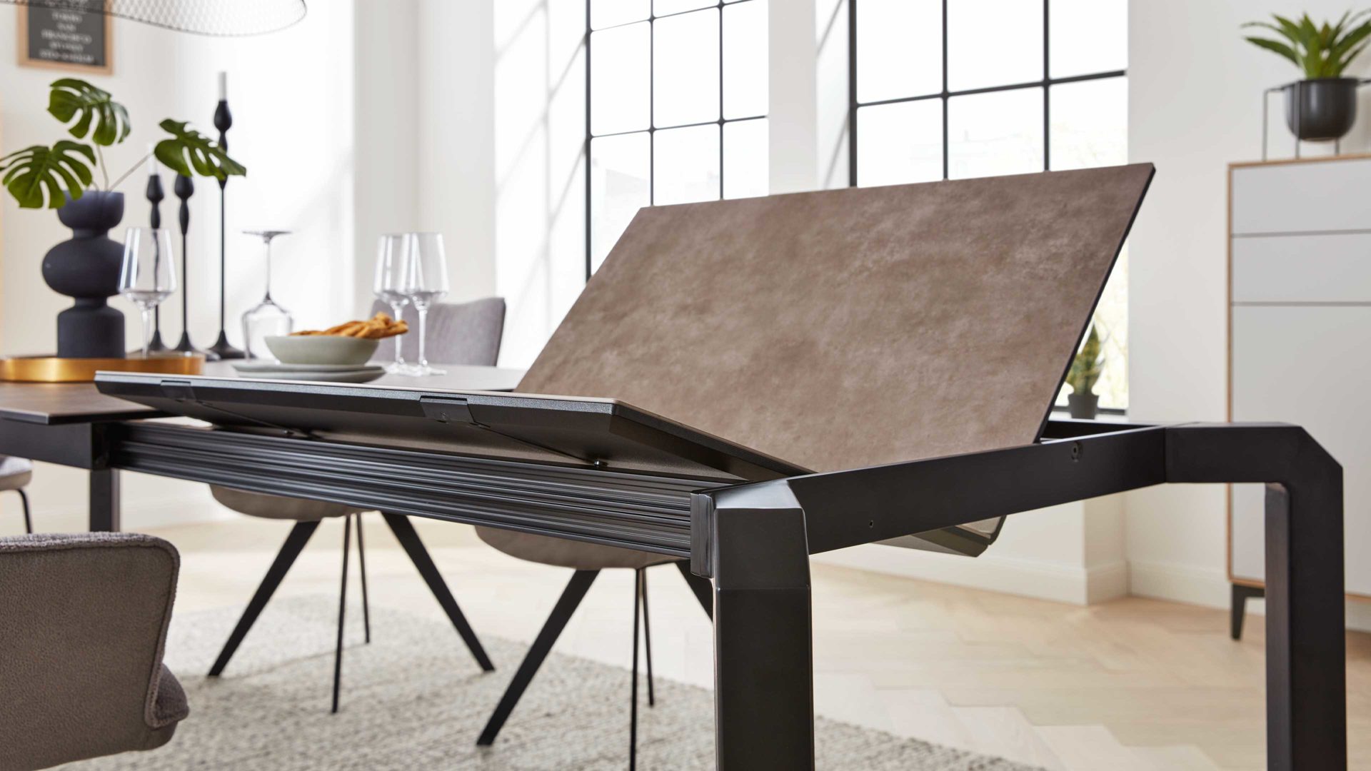 Auszugtisch Interliving aus Keramik in Grau Interliving Esszimmer Serie 5111 – Auszugtisch graue Glaskeramik & schwarzes Eisen – ca. 200-280 x 100 cm