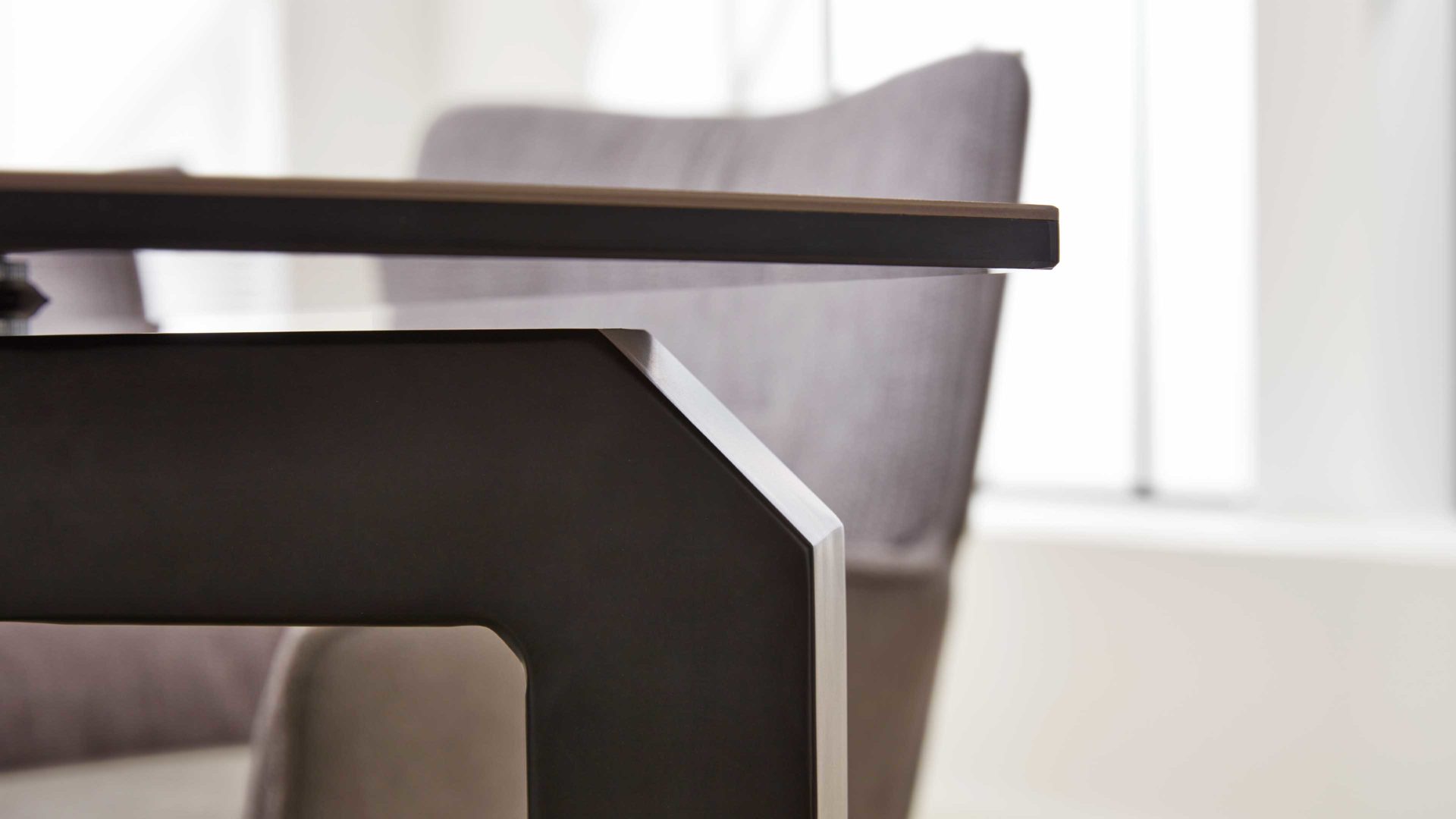 Auszugtisch Interliving aus Keramik in Grau Interliving Esszimmer Serie 5111 – Auszugtisch 6813-91 graue Glaskeramik & schwarzes Eisen – ca. 200-280 x 100 cm