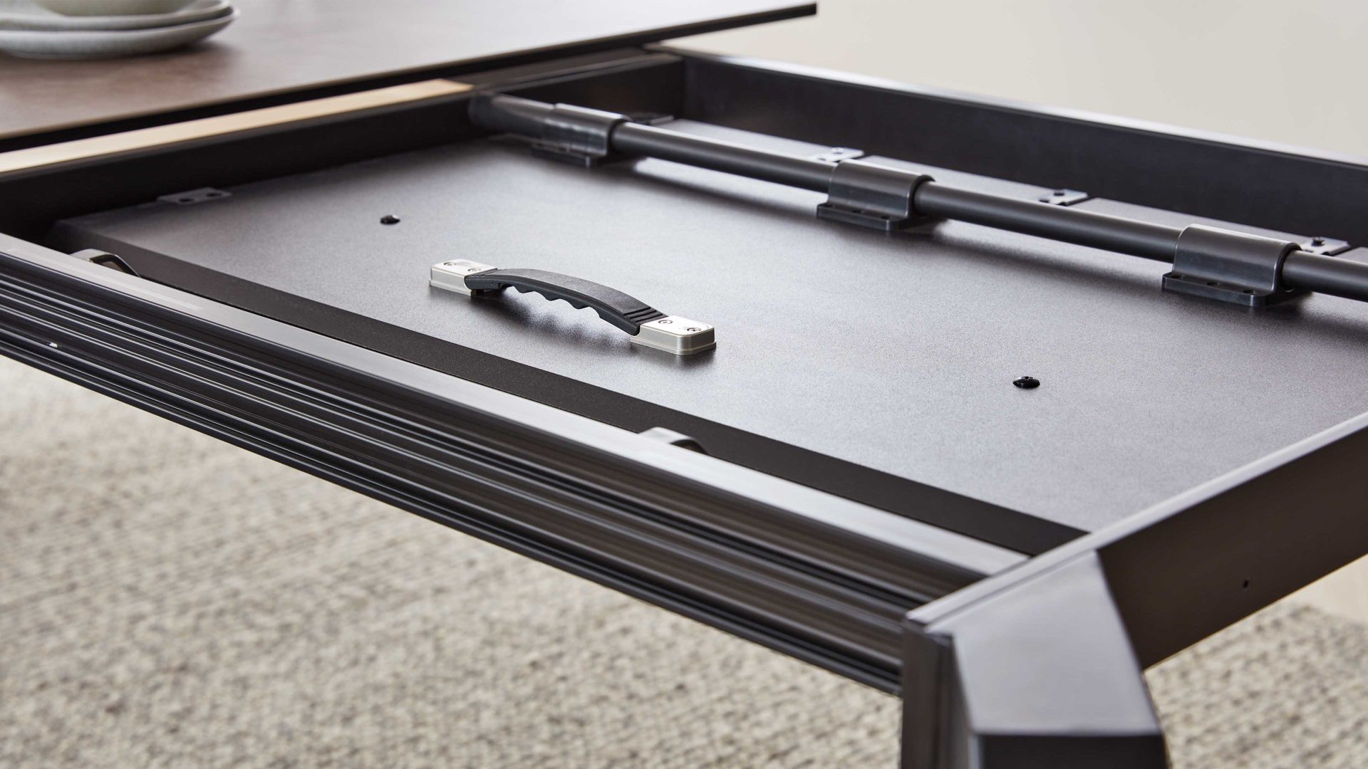 Auszugtisch Interliving aus Keramik in Grau Interliving Esszimmer Serie 5111 – Auszugtisch graue Glaskeramik & schwarzes Eisen – ca. 200-280 x 100 cm