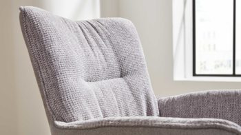 Polsterstuhl Interliving aus Stoff in Hellgrau Interliving Esszimmer Serie 5111 – Schalensessel Rückholfunktion - platinfarbene Bezugkombi 959 & schwarzes Eisen