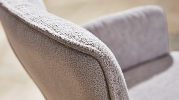 Polsterstuhl Interliving aus Stoff in Hellgrau Interliving Esszimmer Serie 5111 – Schalensessel 9222-04 Rückholfunktion - platinfarbene Bezugkombi 959 & schwarzes Eisen