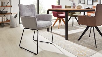 Polsterstuhl Interliving aus Stoff in Hellgrau Interliving Esszimmer Serie 5111 – Schalensessel platinfarbene Bezugkombi 959 & schwarzes Eisen