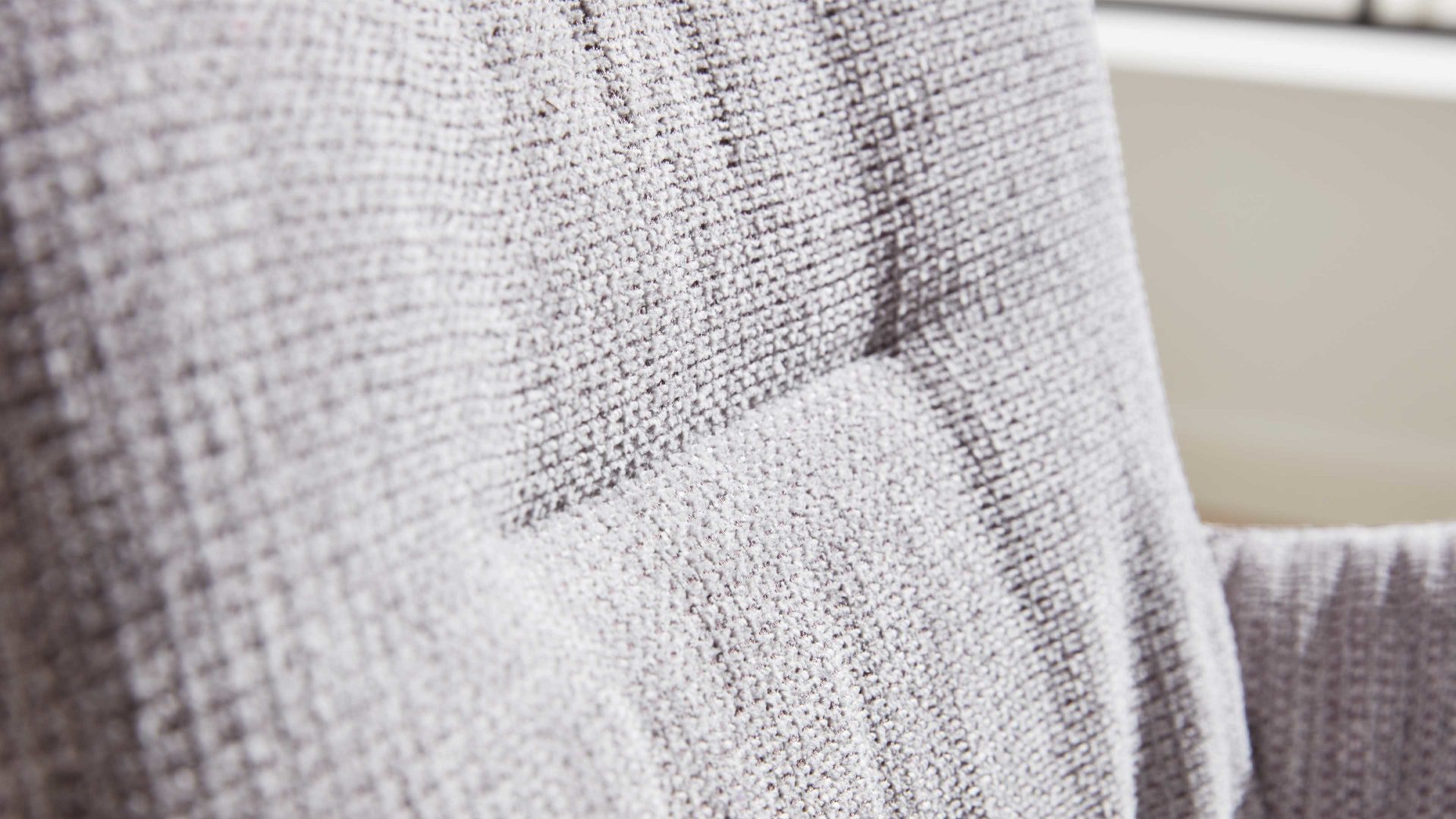 Polsterstuhl Interliving aus Stoff in Hellgrau Interliving Esszimmer Serie 5111 – Schalensessel platinfarbene Bezugkombi 959 & schwarzes Eisen