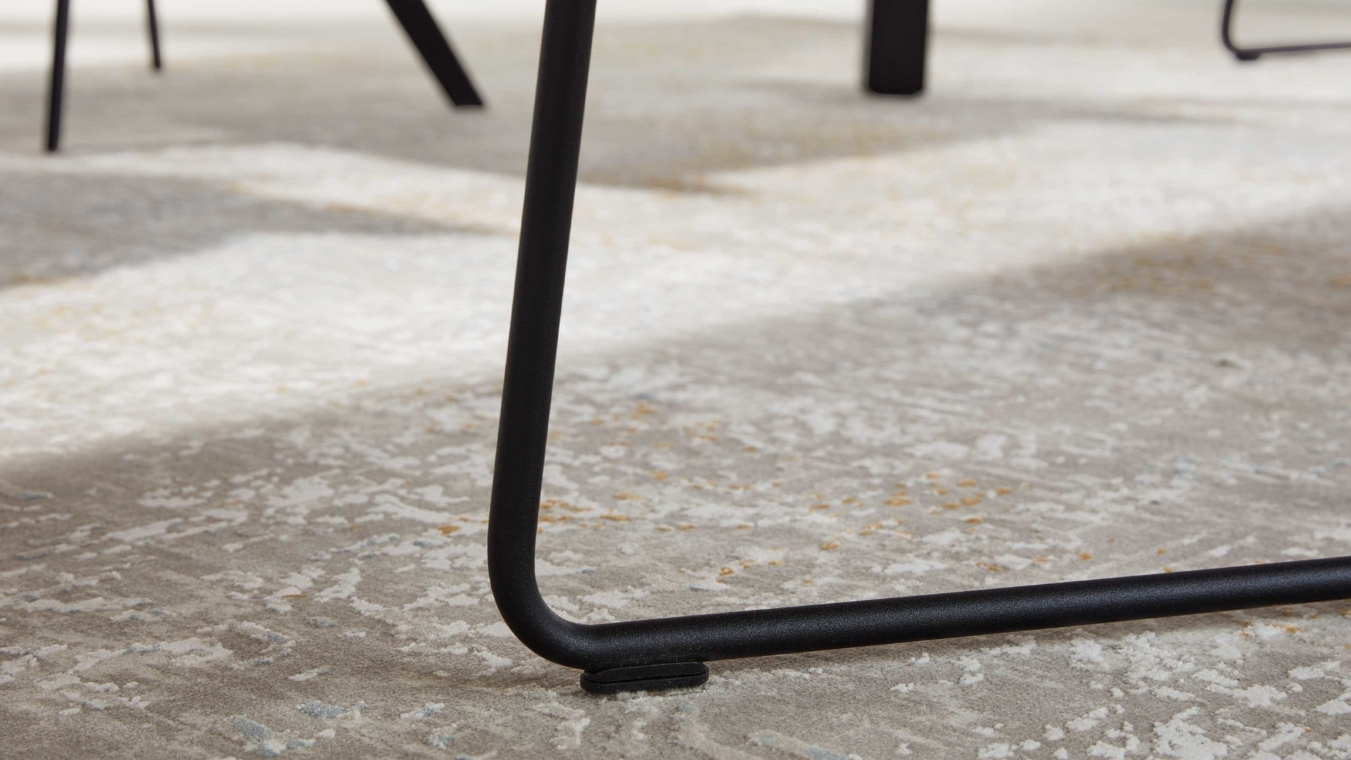 Polsterstuhl Interliving aus Stoff in Orange Interliving Esszimmer Serie 5111 – Schalensessel cognacfarbene Bezugkombi 956 & schwarzes Eisen