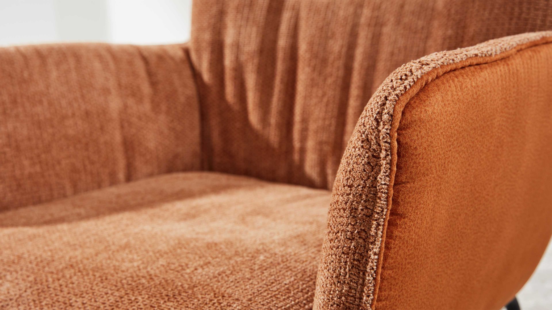 Polsterstuhl Interliving aus Stoff in Orange Interliving Esszimmer Serie 5111 – Schalensessel 9032-04 cognacfarbene Bezugkombi 956 & schwarzes Eisen