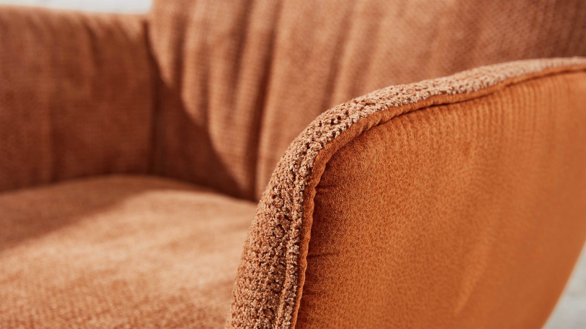 Polsterstuhl Interliving aus Stoff in Orange Interliving Esszimmer Serie 5111 – Schalensessel 9032-04 cognacfarbene Bezugkombi 956 & schwarzes Eisen