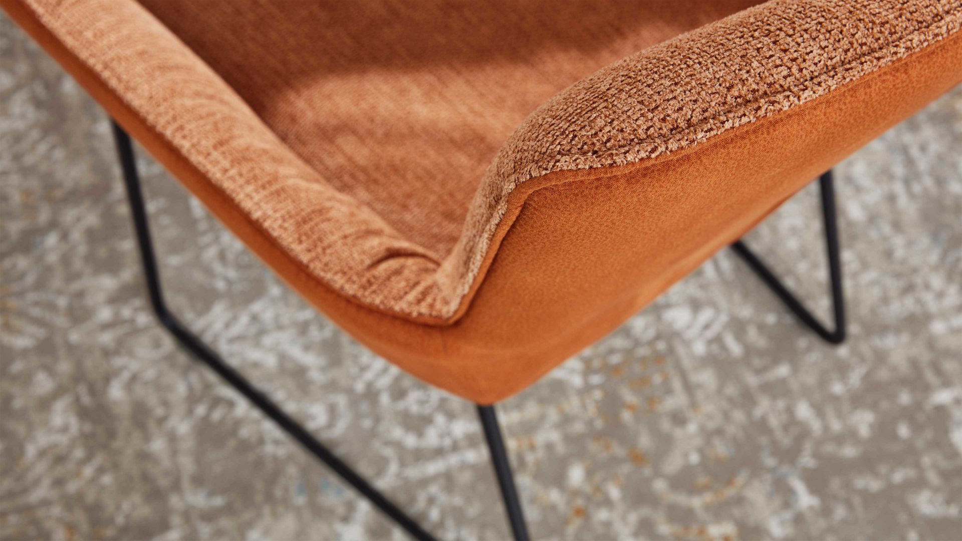 Polsterstuhl Interliving aus Stoff in Orange Interliving Esszimmer Serie 5111 – Schalensessel 9032-04 cognacfarbene Bezugkombi 956 & schwarzes Eisen