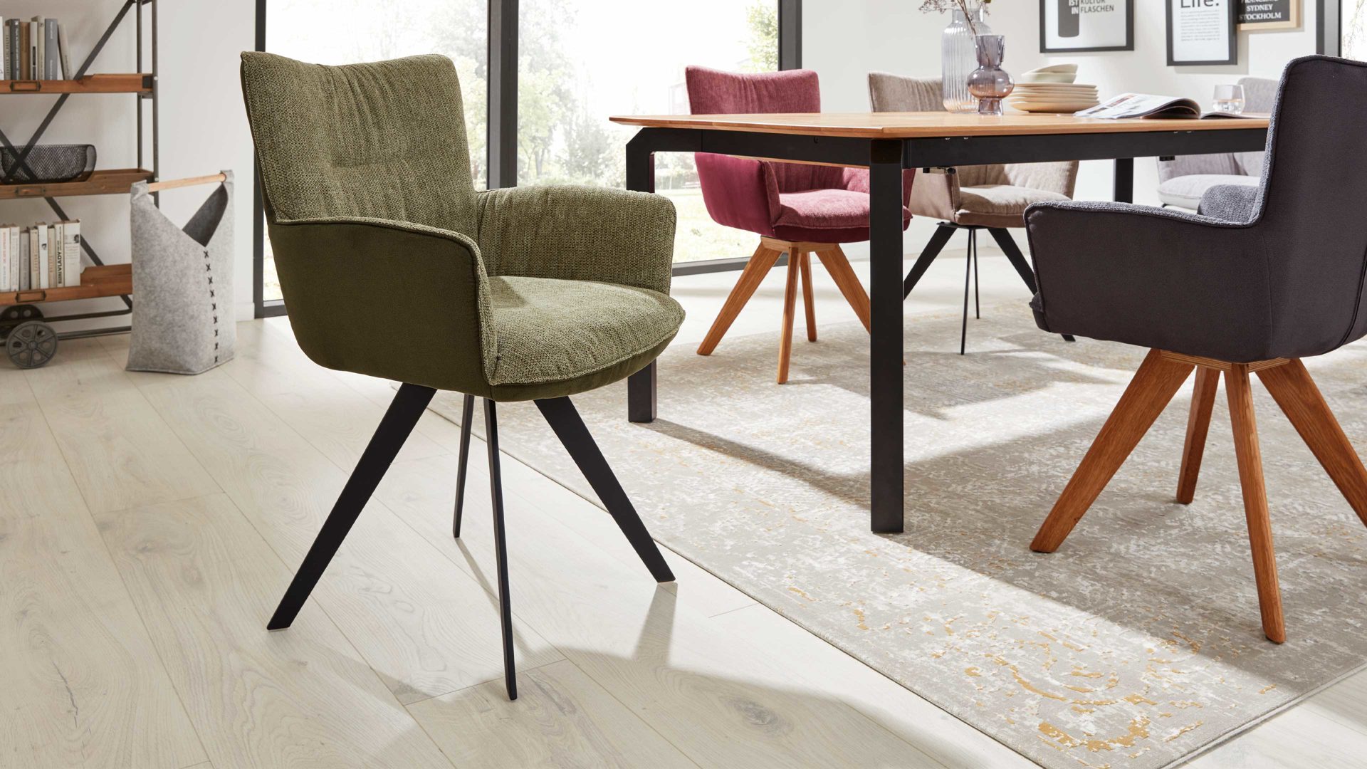 Polsterstuhl Interliving aus Stoff in Grün Interliving Esszimmer Serie 5111 – Schalensessel Rückholfunktion - grüne Bezugkombi 955 & schwarzes Eisen