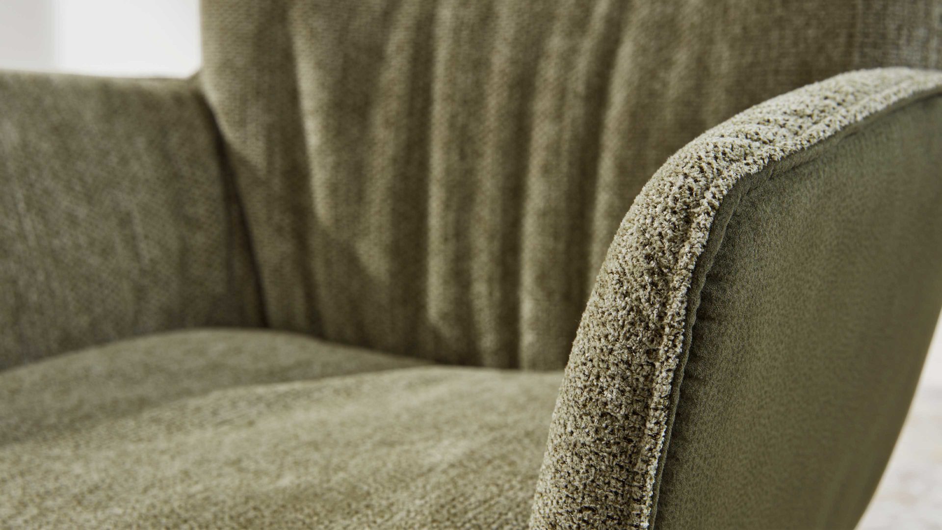 Polsterstuhl Interliving aus Stoff in Grün Interliving Esszimmer Serie 5111 – Schalensessel 9222-04 Rückholfunktion - grüne Bezugkombi 955 & schwarzes Eisen