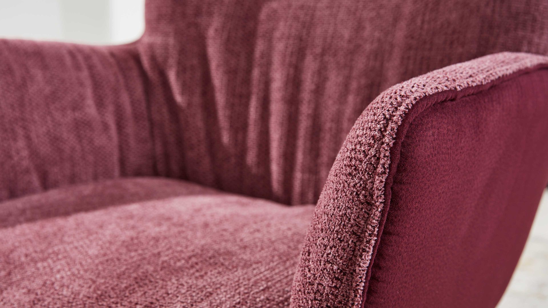 Polsterstuhl Interliving aus Stoff in Dunkelrot Interliving Esszimmer Serie 5111 – Schalensessel Rückholfunktion - weinrote Bezugkombi 954 & Eiche