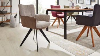 Polsterstuhl Interliving aus Stoff in Beige Interliving Esszimmer Serie 5111 – Schalensessel 9222-04 Rückholfunktion - taupefarbene Bezugkombi 957 & schwarzes Eisen