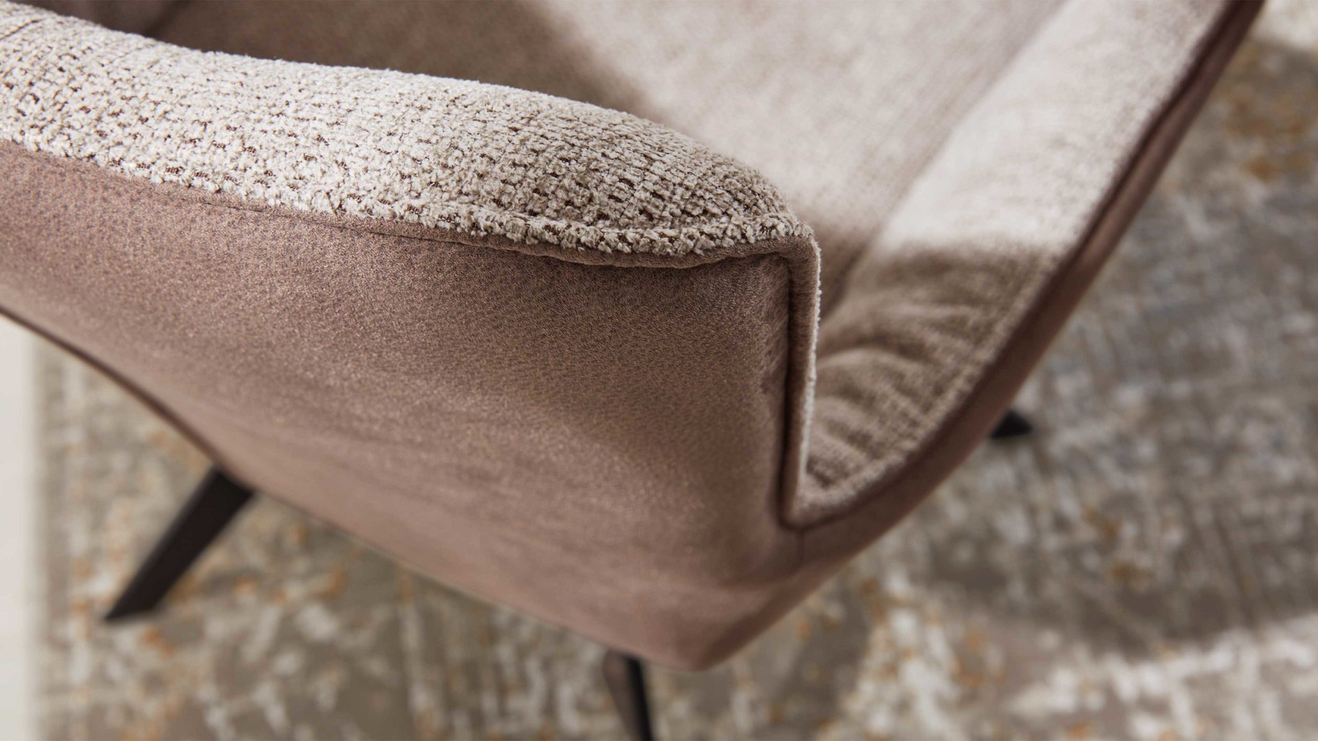 Polsterstuhl Interliving aus Stoff in Beige Interliving Esszimmer Serie 5111 – Schalensessel 9222-04 Rückholfunktion - taupefarbene Bezugkombi 957 & schwarzes Eisen