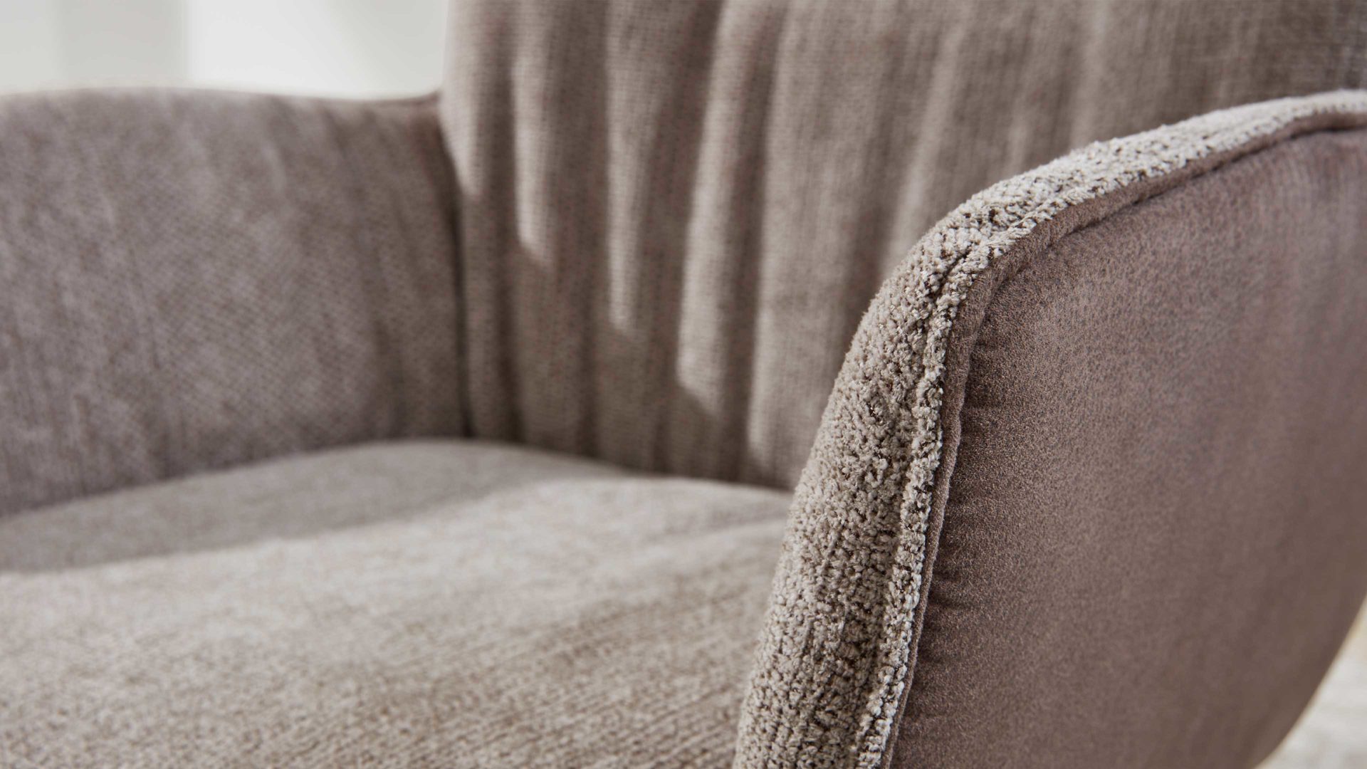 Polsterstuhl Interliving aus Stoff in Beige Interliving Esszimmer Serie 5111 – Schalensessel 9222-04 Rückholfunktion - taupefarbene Bezugkombi 957 & schwarzes Eisen